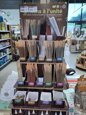 Räucherstäbchen einzeln wählbar at Les Comptoirs de la Bio in Quiberon