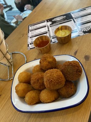 Kaaskroketten en bitterballen  at Last Vegas in Utrecht