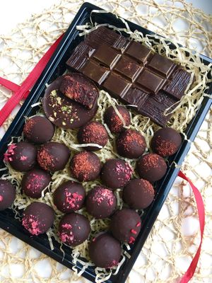 Christmas set of designer vegan chocolate: soft grillage candies (orange and lemon) and chocolate with almonds and strawberries at Julia Greencake in Tula