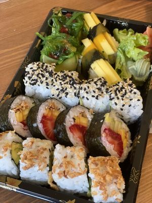 Muitos sushis gostosos, mas nenhum frito é vegan, tem que pedir sempre como vegan  at Sushi King in Vila Nova De Famalicao