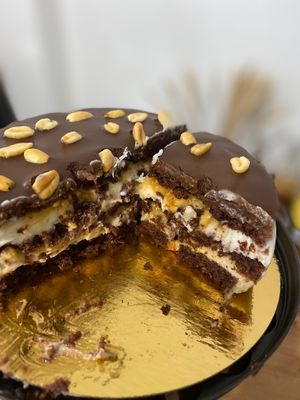 Vegan snickers cake inside at Mamin Vegan Cake in Krasnodar