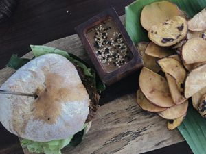 Hamburguesa de yaca  at La Yaqueria in Valladolid