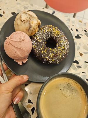 Baked Donut  , Strawberry & Almond ice cream ~ 19/10/23 at Kind Kones - Paragon Orchard in Central Singapore