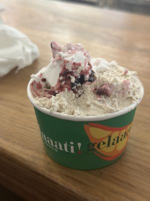 Delicious cinnamon vegan gelato  at Gelaaati di Marco in Barcelona