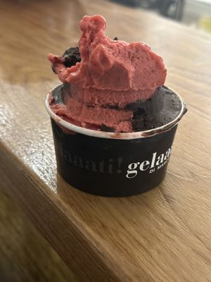 Raspberry and chocolate vegan gelato  at Gelaaati di Marco in Barcelona