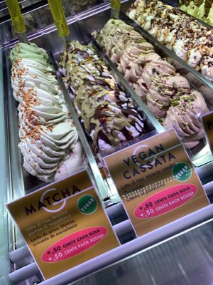 Examples of great vegan flavours at Gelaaati di Marco in Barcelona