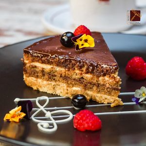 Un clásico de nuestro menú: el pastel ópera.

Una joya de la patisserie. at La Route Des Vins La Paz in Puebla