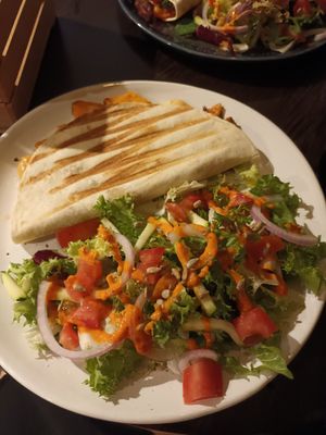 Quesadilla de boniato, hummus y queso y quesadilla de ternera vegana estilo mexicano. Muy rico y el personal super amable at La Bohême in Cordoba