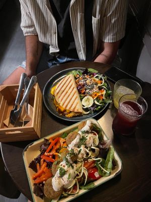 Quesadilla de hummus, queso vegano y boniato y plato del día (falafel)  at La Bohême in Cordoba