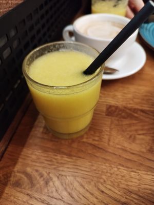 Freshly squeezed orange juice and if you look closely you can also see the melange with oat milk at Das Vivet in Vienna