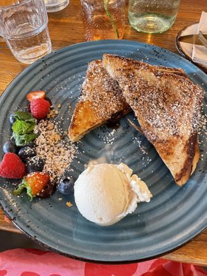 Haselnuss french toast mit eis ( vegan )   at Das Vivet in Vienna