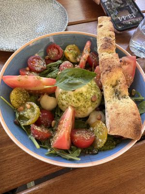Ensalada de burrata con tomates   at Oassis Natural Cooking in Barcelona