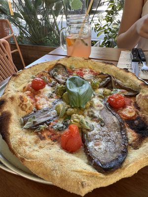 Pizza vegetariana y limonada de rosas   at Oassis Natural Cooking in Barcelona