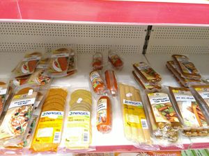 Cold cuts and sausages at Orientalsk Frugt og Grønt in Vordingborg