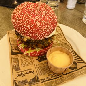 Dubbele (huisgemaakte) vegan BBQ burger met vegan mayo at Terra Nova in Putten