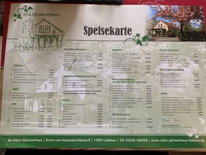 Speisekarte aus dem alten Gärtnerhaus. Es gibt auch veganen Kuchen und vegane Kaffeespezialitäten. at Im Alten Gärtnerhaus in Luebbenau