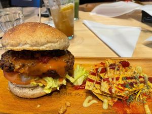 Burger en friet en tortilla’s   at 2foods - Shibuya Loft in Tokyo