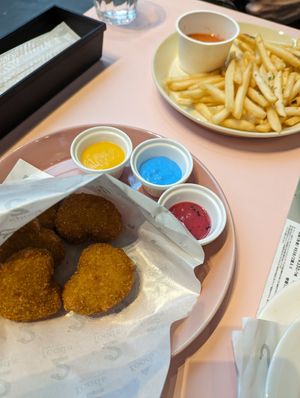 Vegan nuggets with cute colourful sauce at 2foods - Shibuya Loft in Tokyo