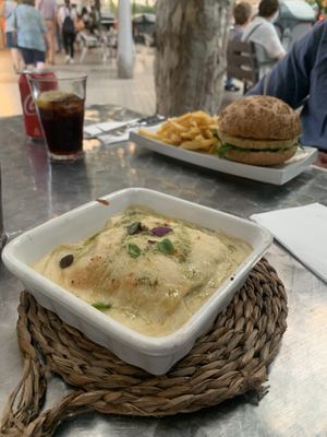 Cannelloni und Burger at PÖTSTOT in Barcelona