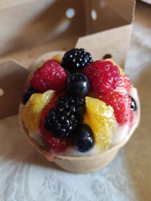Lemon cream with fruit at PÖTSTOT in Barcelona