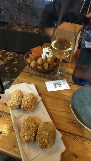 Tapas (bravas e crocchette) at PÖTSTOT in Barcelona