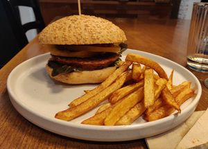 Hamburguesa de mongetes at PÖTSTOT in Barcelona