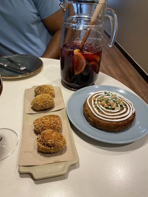 Croquettes and potatoe omelette   at PÖTSTOT in Barcelona