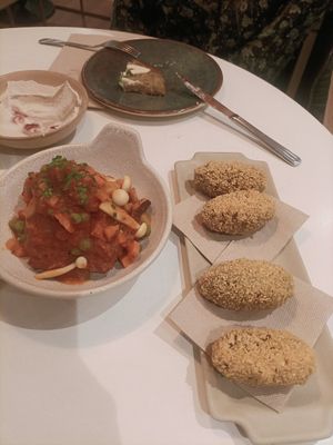 "meatballs" and spinach croquetas at PÖTSTOT in Barcelona