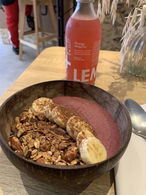 Smoothie bowl and carbonated blood orange lemonade   at Yogamour in Paris