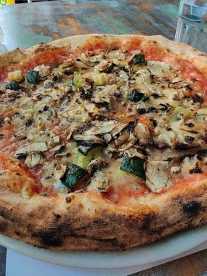 Pizza vegana at Pizzeria Nana in Barcelona