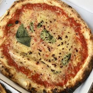 Pizza margarita  at Pizzeria Nana in Barcelona