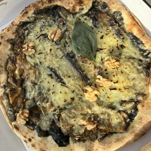 Pizza trufada  at Pizzeria Nana in Barcelona