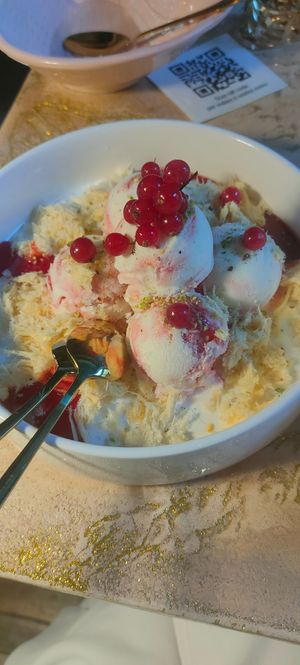 Gelado de baunilha, leite de soja e cereja at Vrindaa in Rome