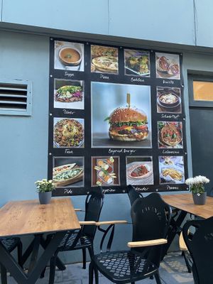 Viel Auswahl! Tolle Sitzmöglichkeit drinnen und draußen.  at Lavanta in Hannover