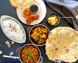 Vegan combo for 1
Pakora(3), papadam, Aloo Gobi, Chana masala, Riz basmati, Rôti, Crème glacée à la mangue et l'amazake at Buffet Maharani in Montreal