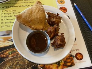Samosa and Pakoris at Buffet Maharani in Montreal