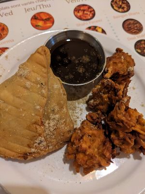 Samosas, palak paneer at Buffet Maharani in Montreal