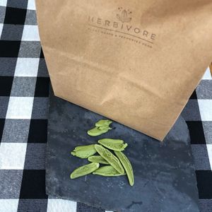 Foglie d'olivo agli spinaci at Herbivore Plant Based & Fermented Food in Reus