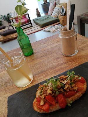 Paz y buena comida 😊 at Herbivore Plant Based & Fermented Food in Reus