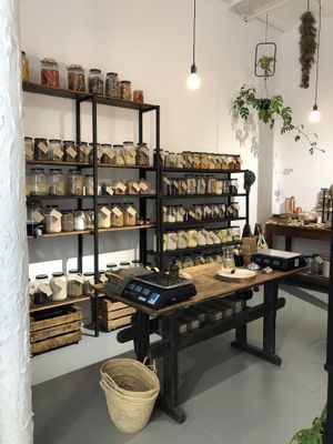 Es una tienda preciosa at Herbivore Plant Based & Fermented Food in Reus