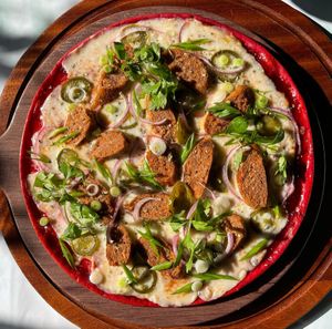 Sausage pIZZA

BBQ Sauce, Cheese, Sausage, Jalapenos, Red onion, Spring onion & Parsley. at Just Vegan - Jumeriah in Dubai