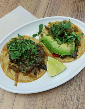 Taco encebollado & taco vegano (1,95€ cada) at Taco Alto in Barcelona