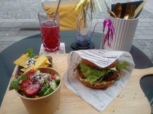 Ein Bürger mit Tortilla Chips und Salat at Lieblingscafé in Bregenz