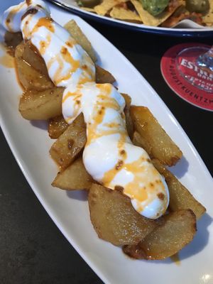 Bravas with allioli at La Golosa Vegan Vurger in Barcelona