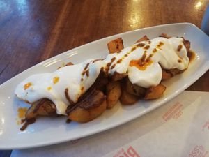 Vravas ("bravas") con alioli y chipotle at La Golosa Vegan Vurger in Barcelona