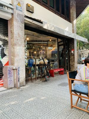 The street view, there is a terrace with 4 tables at La Golosa Vegan Vurger in Barcelona