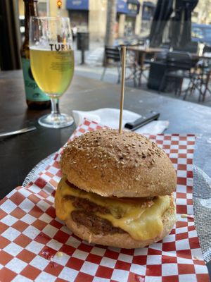 Hamburguesa ‘chys bacon' #Veganuary at La Golosa Vegan Vurger in Barcelona