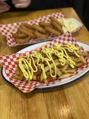 Onion rings y patatas fritas golosas con veicon    at La Golosa Vegan Vurger in Barcelona