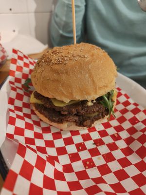 Double cheese burger at La Golosa Vegan Vurger in Barcelona