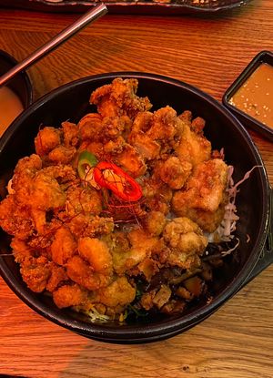 Cauliflower wings mit Reis und Erdnusssauce   at Kini in Hamburg